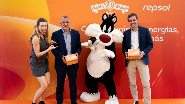 De izq. a dcha.:,el Director General de Parque Warner y Director del Sur de Europa en Parques Reunidos, Diego Gracia, y el Director de Comunicación y Marca de Repsol, Marcos Fraga.