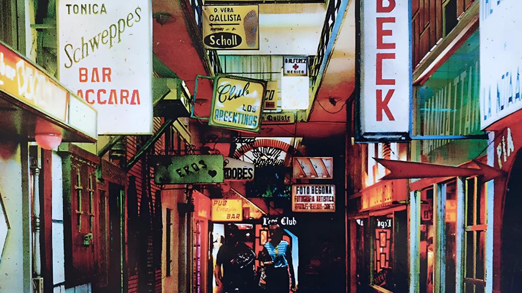 Una postal del ambiente nocturno del Pasaje Begoña en Torremolinos.