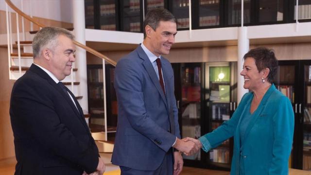 El ex secretario de Organización del PSOE, Santos Cerdán y el presidente del Gobierno, Pedro Sánchez, reciben a la portavoz de EH Bildu en el Congreso, Mertxe Aizpurua, en una imagen de archivo.