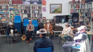 Usuarios del espacio de libros compartidos de Palavea en una práctica de realidad virtual.