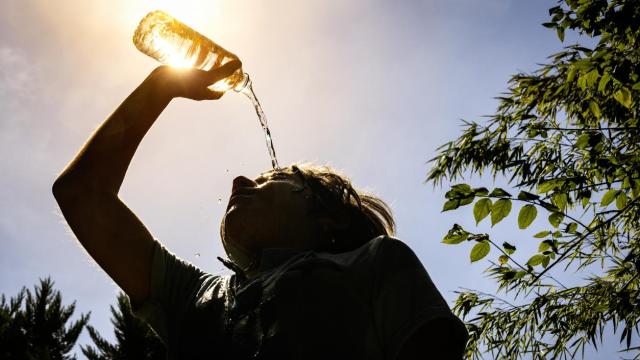 Una mujer se echa agua en plena ola de calor.