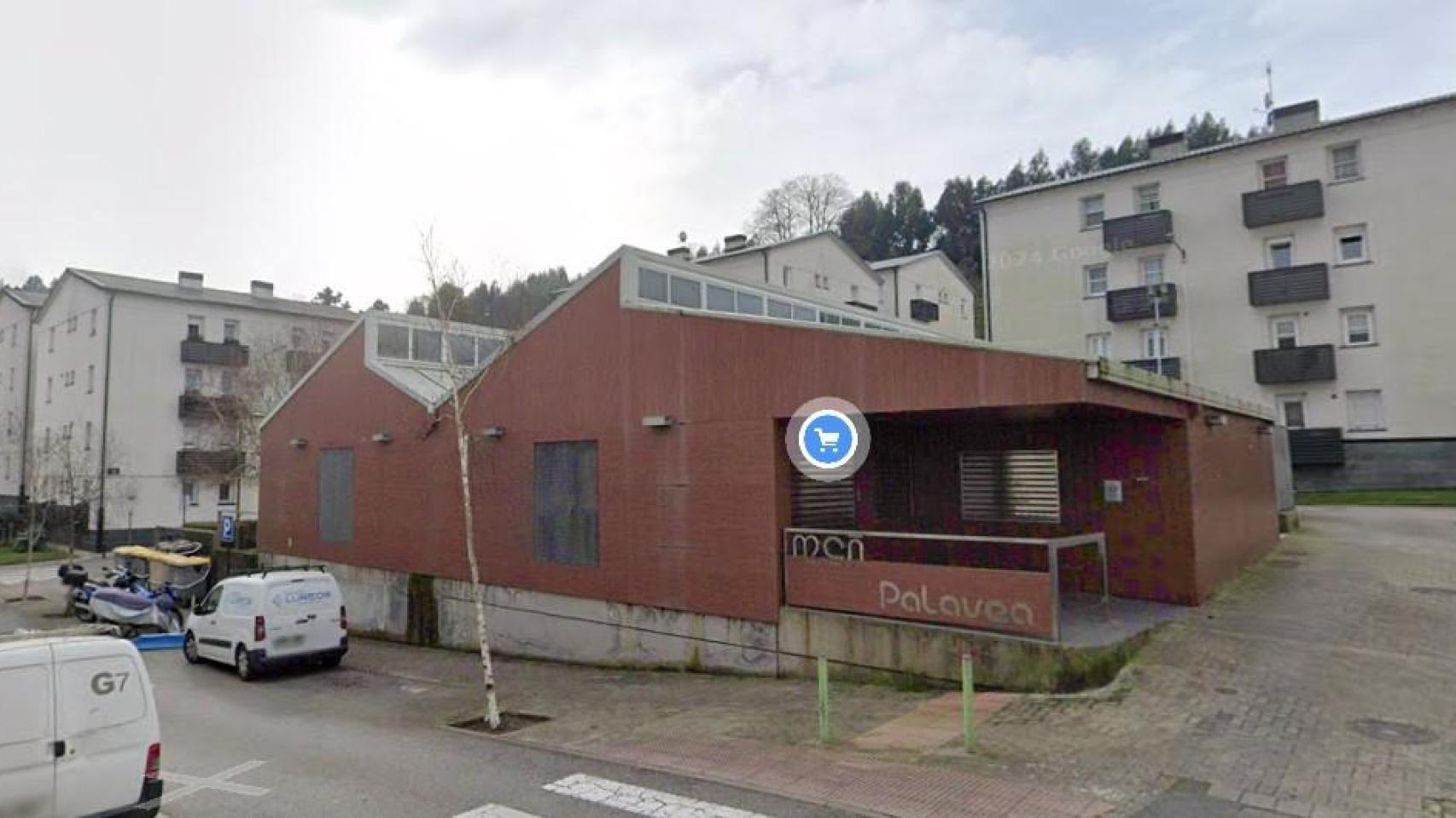 Edificio del mercado de Palavea, donde también está la sede vecinal de la asociación Os Nosos Lares.