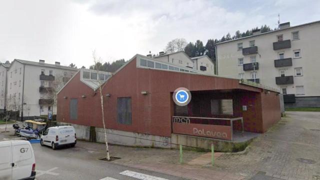 Edificio del mercado de Palavea, donde también está la sede vecinal de la asociación Os Nosos Lares.