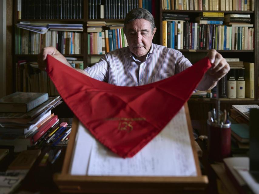 Victor Manuel Arbeloa es poeta, sacerdote y escritor. Refundó el Partido Socialista de Navarra en la clandestinidad.