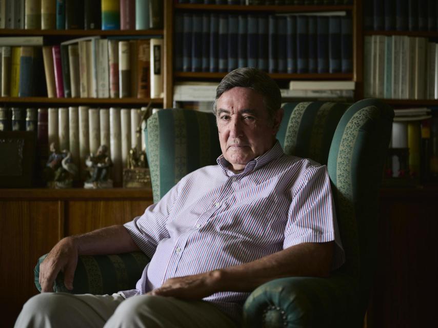 Victor Manuel Arbeloa va camino de los noventa. Escribe todos los días y da paseos por el monte.