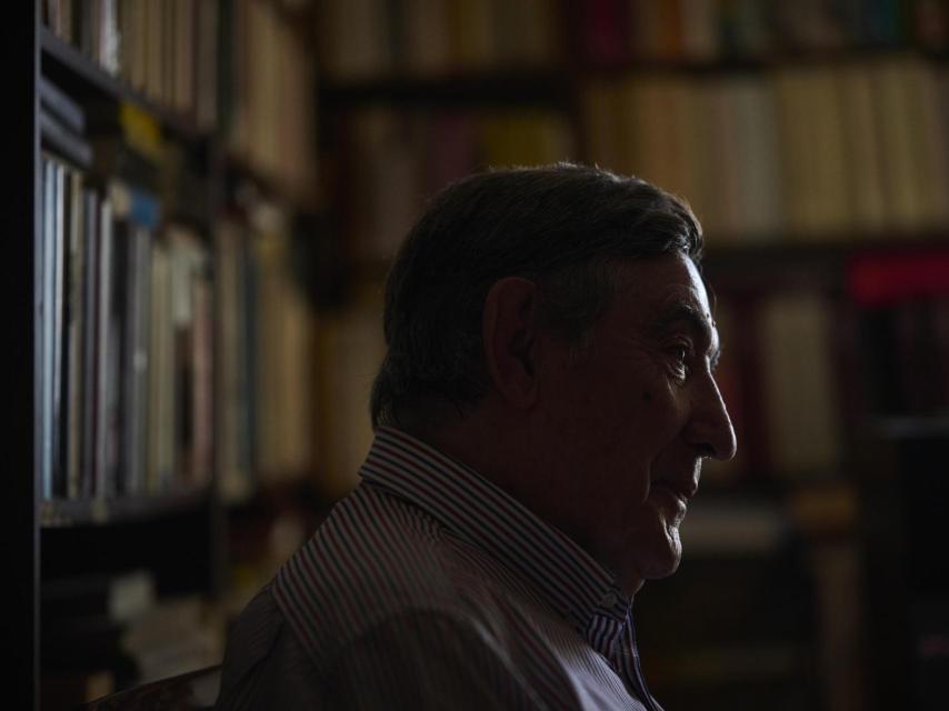 Victor Manuel Arbeloa, a contraluz.