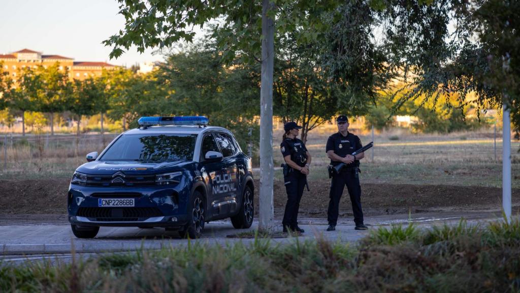 Dos agentes de la Policía Nacional en Toledo.