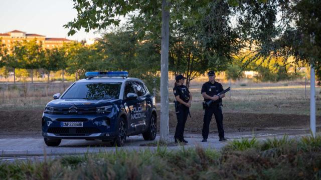 Dos agentes de la Policía Nacional en Toledo.
