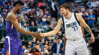 Deandre Ayton y Luka Doncic se saludan durante un partido.