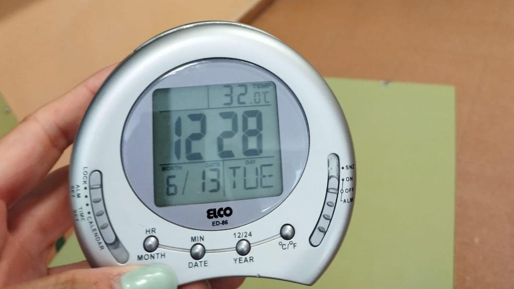Termómetro marcando más de 30 grados en una de las aulas destinadas a los opositores