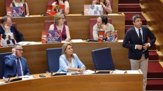 Carlos Mazón, junto a la bancada del PP con carteles de la corrupción del PSOE. Rober Solsona / Europa Press