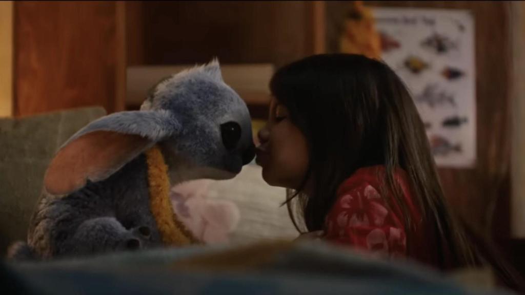 La actriz de Lilo, Maya Kealoha, con un muñeco de Stitch durante el rodaje.