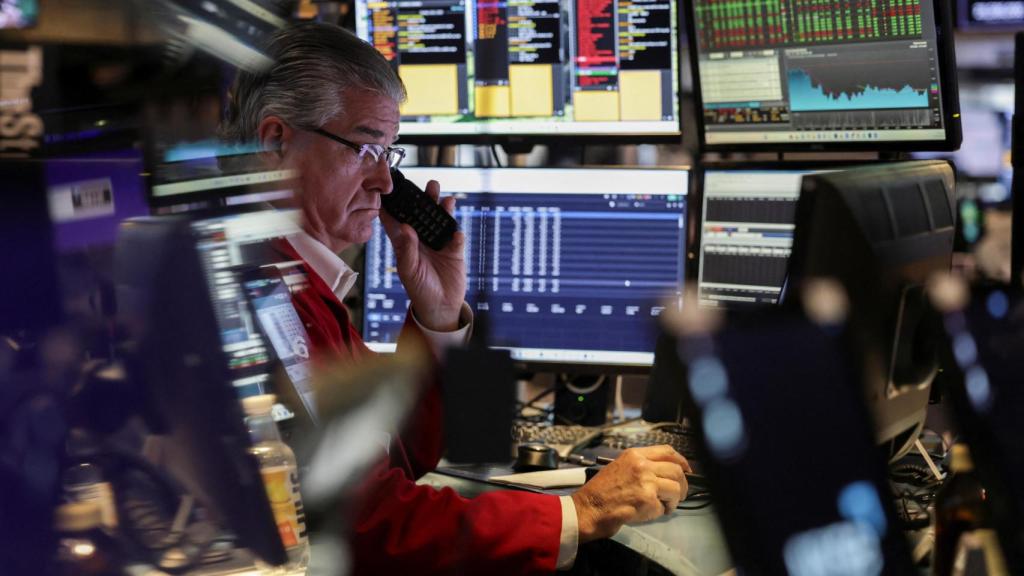 Un operador trabaja en el parqué de la Bolsa de Nueva York.