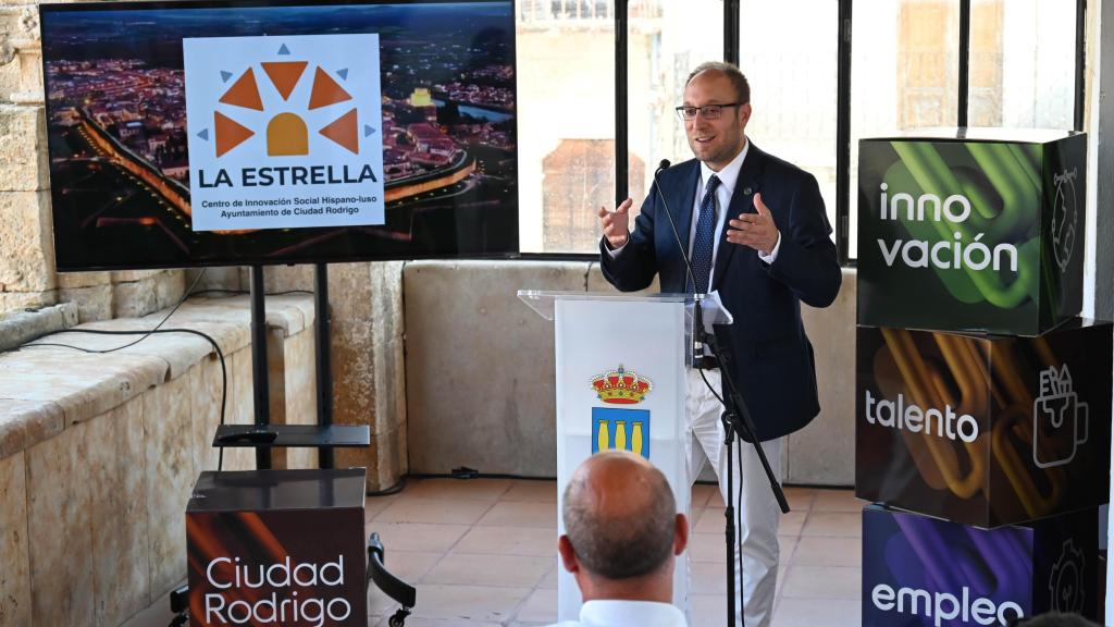El alcalde de Ciudad Rodrigo, Marcos Iglesias, durante la presentación del nuevo Centro de Innovación Social para el Desarrollo Sostenible CIS 'La Estrella'