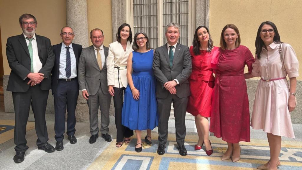 Las científicas Cristina Blanco, Verónica Bolón y Beatriz Pelaz junto a representantes de las universidades gallegas y la Axencia Galega de Innovación