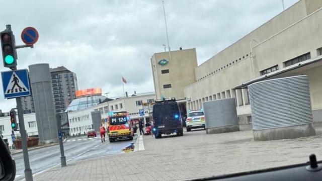 La Policía en las afueras del centro comercial en la localidad de Tampere, en Finlandia, donde se ha producido un apuñalamiento múltiple.