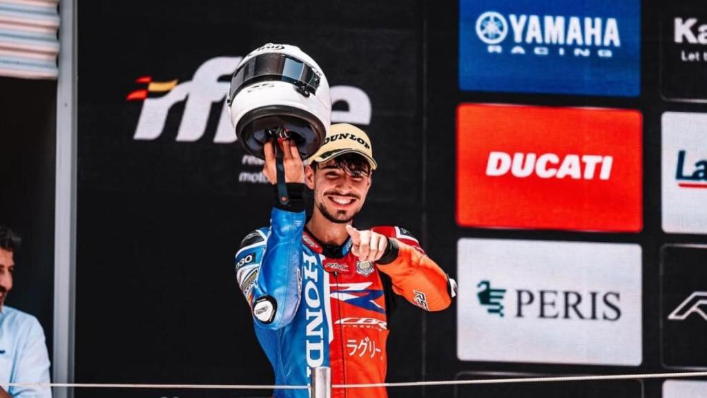 Borja Gómez celebra en el podio su victoria en el GP de Jerez.