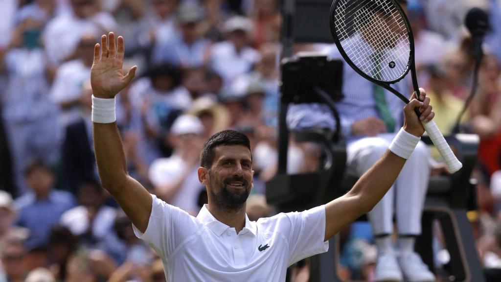 Novak Djokovic celebra la victoria ante Daniel Evans.