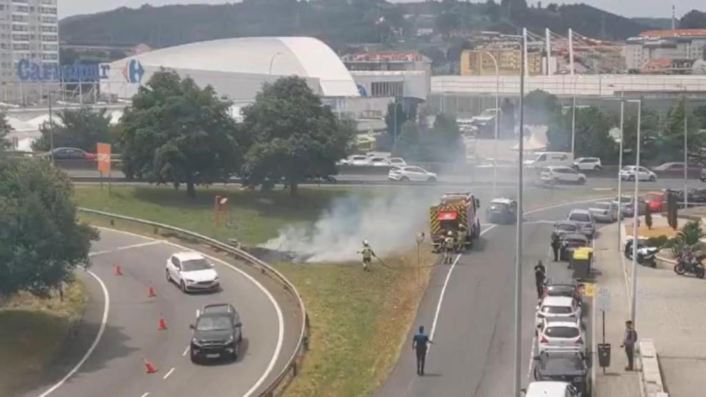 Los bomberos de A Coruña sofocan un incendio en Alfonso Molina