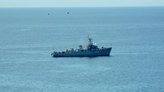 Un buque en altamar.