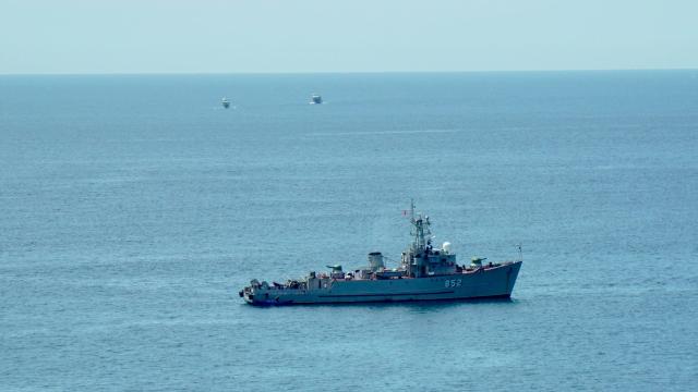 Un buque en altamar.