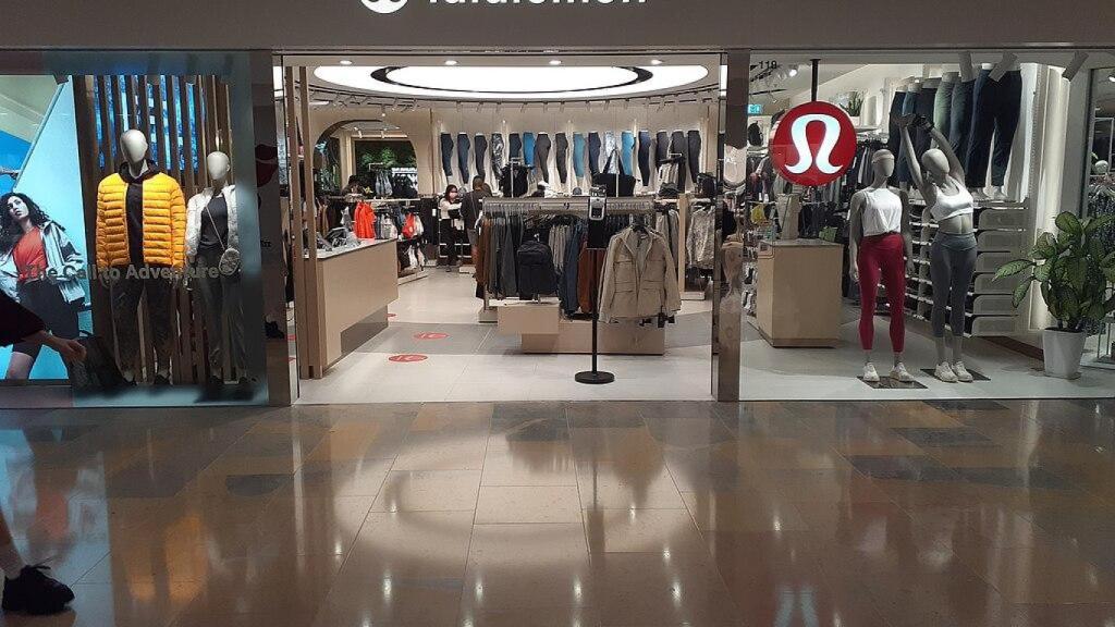 Interior de una tienda de Lululemon