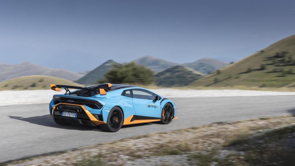 Vista tres cuartos trasera del Lamborghini Huracán STO Blu Laufey