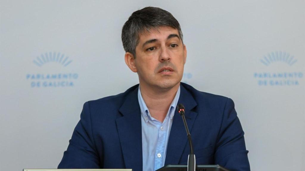 El director de Augas de Galicia, Roi Fernández,  en comisión parlamentaria