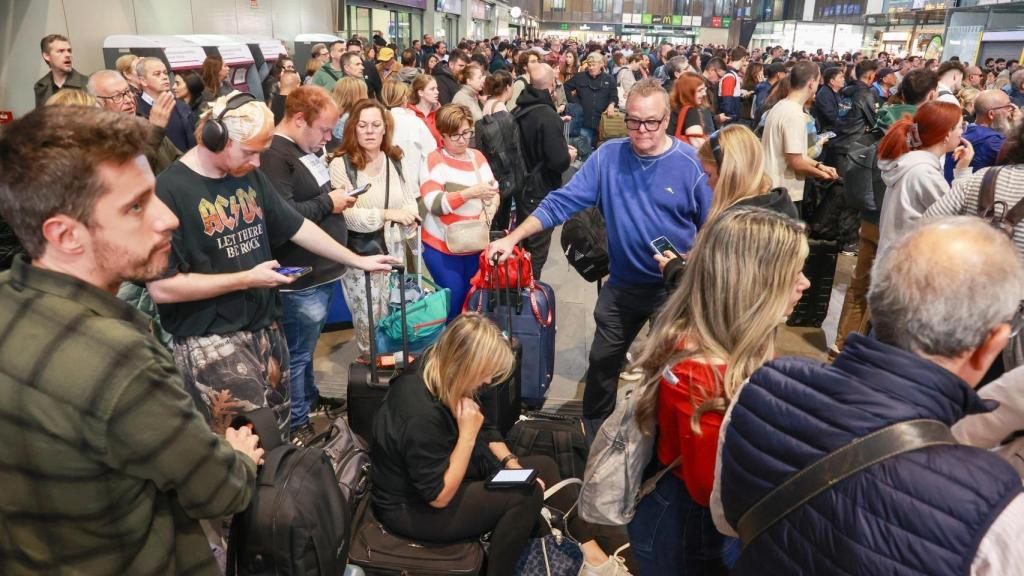 Afectados por los retrasos en trenes por el robo de cables el pasado mes de mayo.