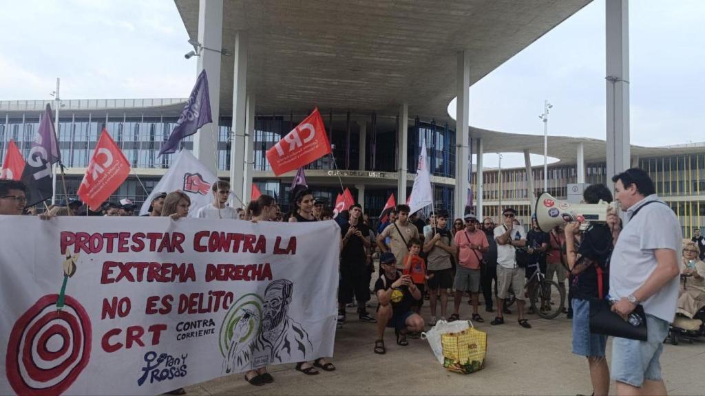 Concentración frente a la Ciudad de la Justicia en apoyo al profesor denunciado por Abascal
