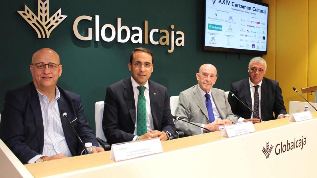 El director general de Globalcaja y el presidente de Virgen de las Viñas, en el centro, junto al director financiero de Alvinesa (izq.) y el director de Agrobank en Castilla-La Mancha y Extremadura.