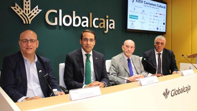 El director general de Globalcaja y el presidente de Virgen de las Viñas, en el centro, junto al director financiero de Alvinesa (izq.) y el director de Agrobank en Castilla-La Mancha y Extremadura.