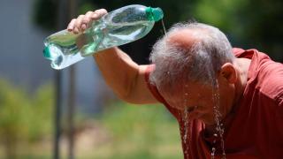 Un hombre refrescándose con agua ante las altas temperaturas, en una foto de archivo.