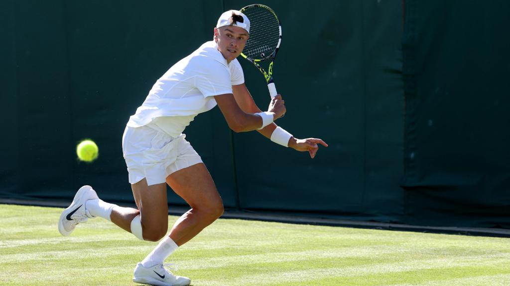 Holger Rune, en el partido ante Nicolas Jarry en Wimbledon.
