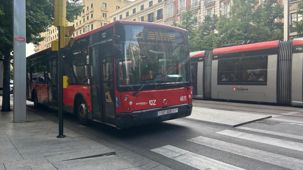 Un autobús urbano, en pleno centro de Zaragoza.