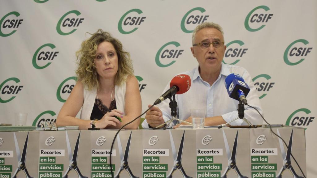 De izquierda a derecha, la secretaria de Acción Sindical de CSIF Castilla-La Mancha, Marisa García y el presidente de CSIF en la región, Lorenzo Domínguez.