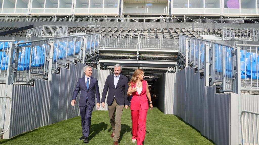 Víctor Iglesias, Natalia Chueca y Jorge Azcón, en el Ibercaja Estadio