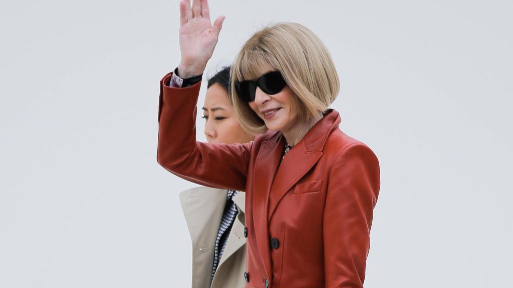 Anna Wintour, saludando antes del desfile primavera-verano 2023 de Dior.