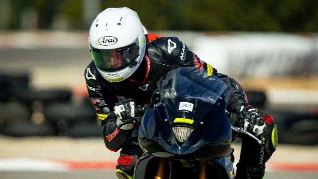 El piloto Borja Martín, pilotando su moto en el Circuito Yepes Motor.