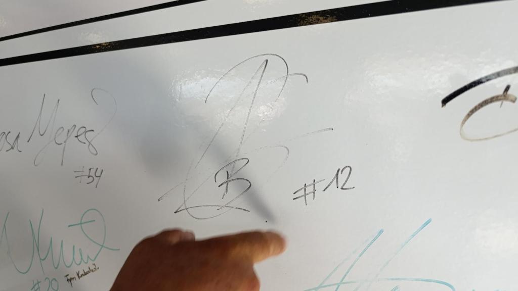El dueño del Circuito Yepes Motor, José Mariano Yepes, muestra a EL ESPAÑOL la firma de Borja Gómez en una de las paredes de su negocio.