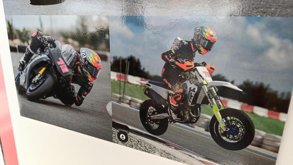 Dos fotos de Borja Gómez, en la pared de la cafetería del Circuito Yepes Motor.