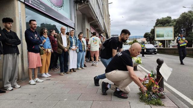 La asociación Alas A Coruña depositando flores en el lugar de la muerte de Samuel Luiz