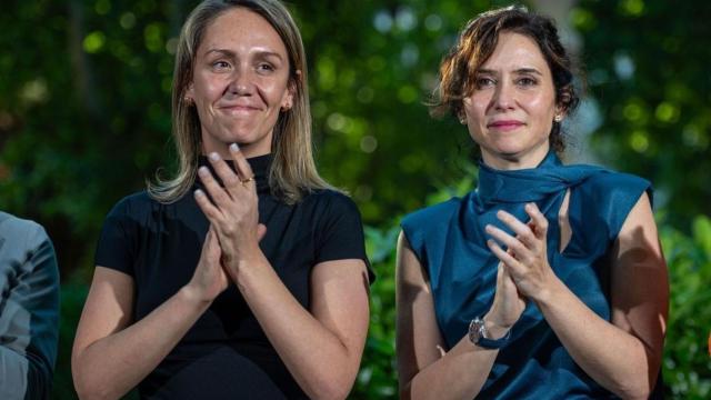 Alma Ezcurra con Isabel Díaz Ayuso en un mitin en Madrid el 23 de mayo de 2024.