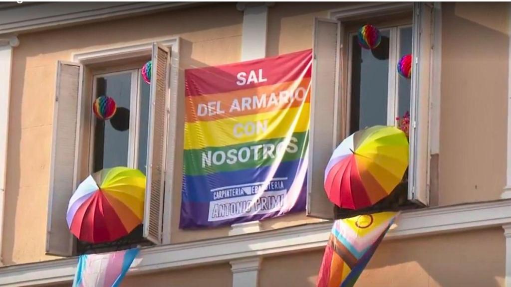 Carteles y banderas del colectivo LGTBIQ+ en el barrio de Chueca en las fiestas del Orgullo 2025.