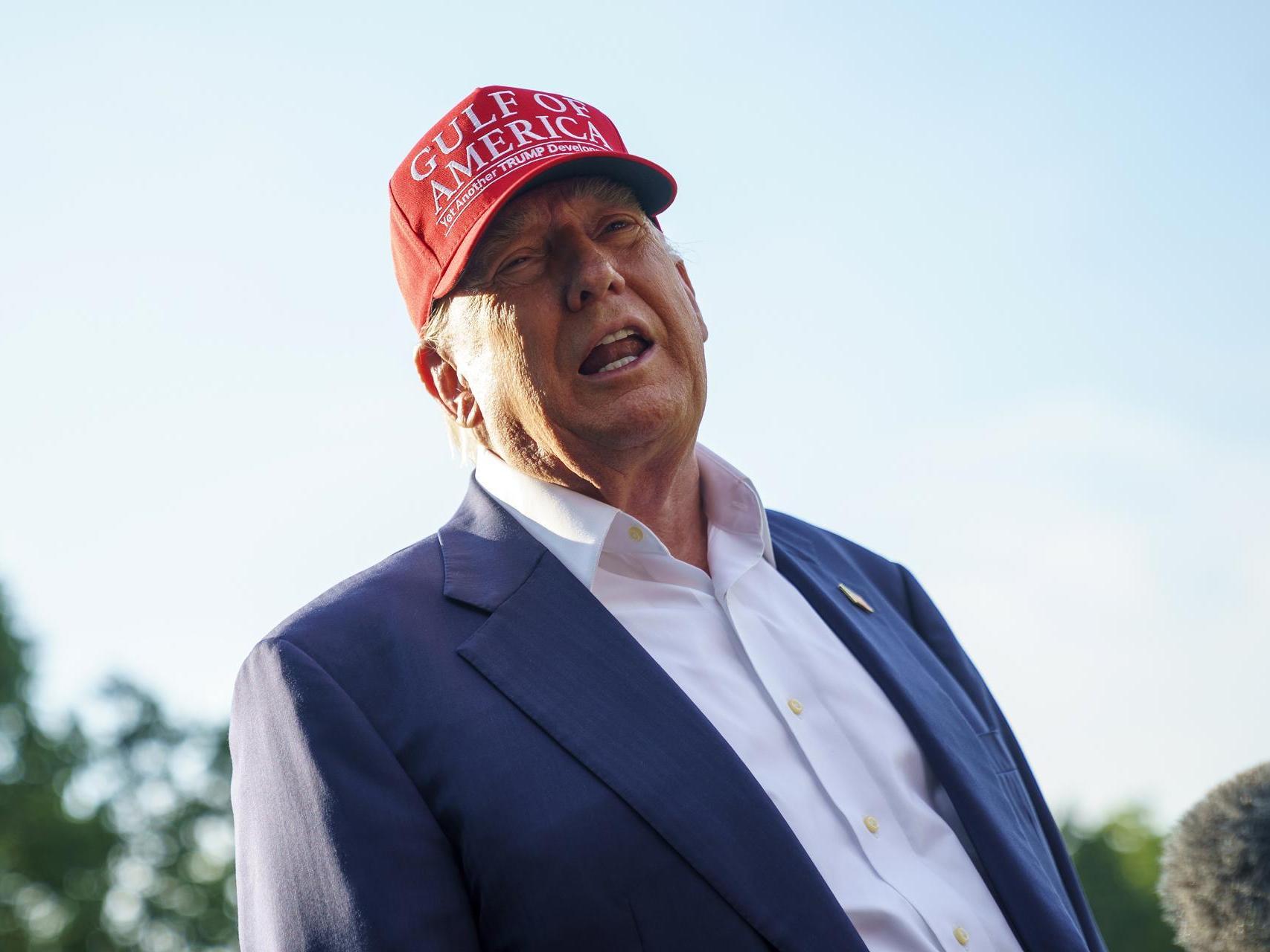 Donald Trump habla con los medios mientras sale de la Casa Blanca, el 1 de julio de 2025.