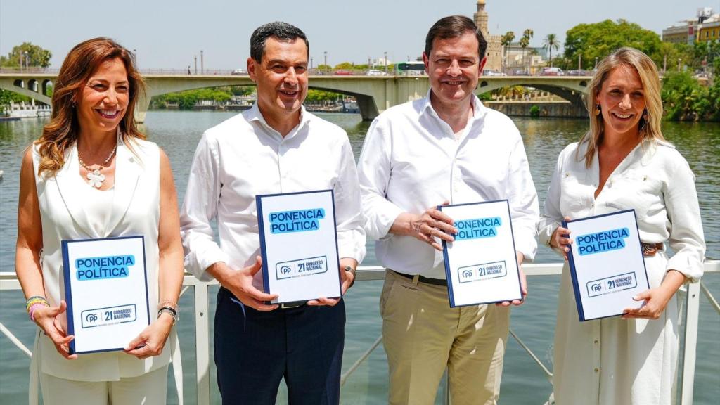 Alma Ezcurra (derecha) presenta la ponencia política del PP junto al presidente andaluz, Juanma Moreno, el presidente de Castilla y León, Alfonso Fernández Mañueco y la alcaldesa de Zaragoza, Natalia Chueca.