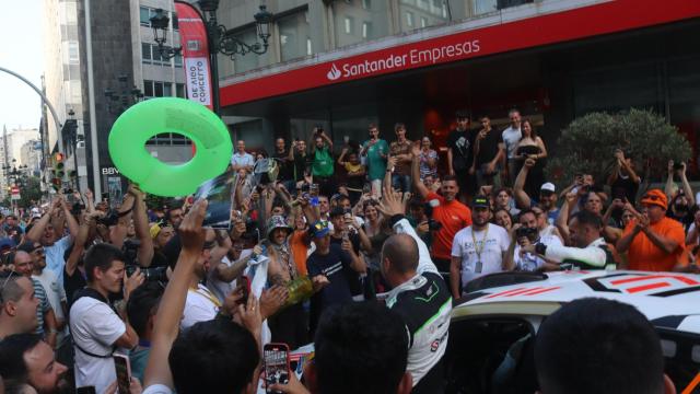 Policarpo Sanz acoge el inicio del Rallye Recalvi Rías Baixas con energía