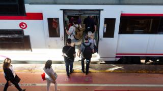Varias personas a su entrada en un vagón de tren en la estación de Puerta de Atocha-Almudena Grandes.