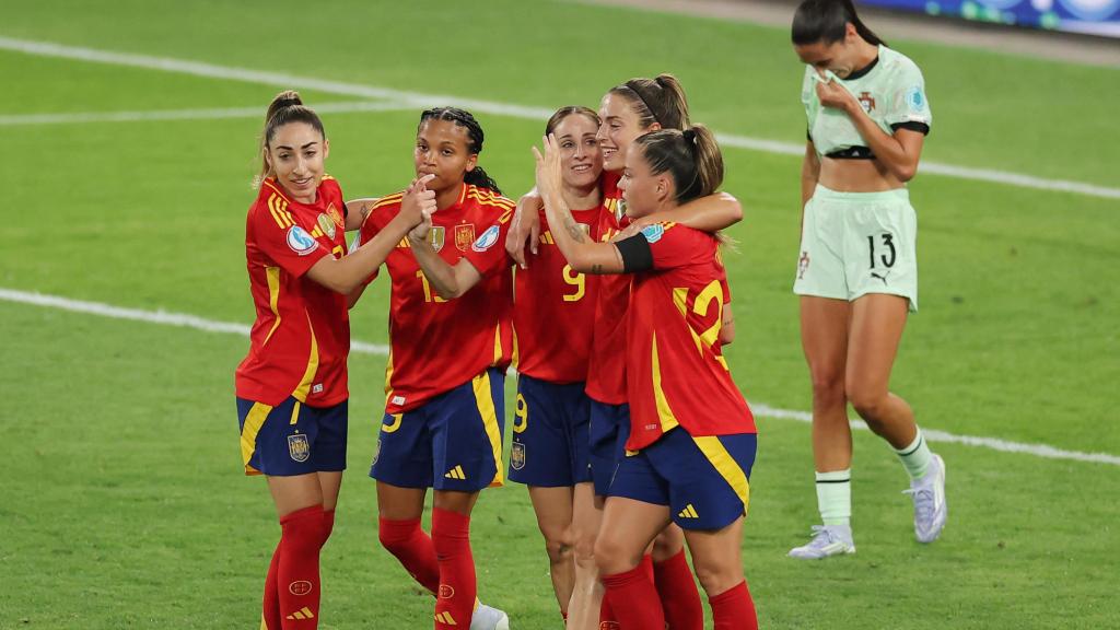 Las jugadoras de la Selección celebran el gol de Alexia Putellas ante Portugal.
