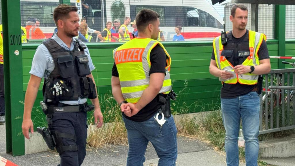 La Policía alemana resguarda a los pasajeros que descienden del tren donde se produjo el ataque